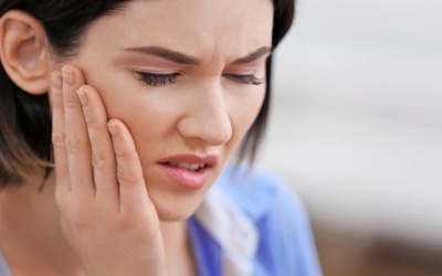 Woman tooth pain